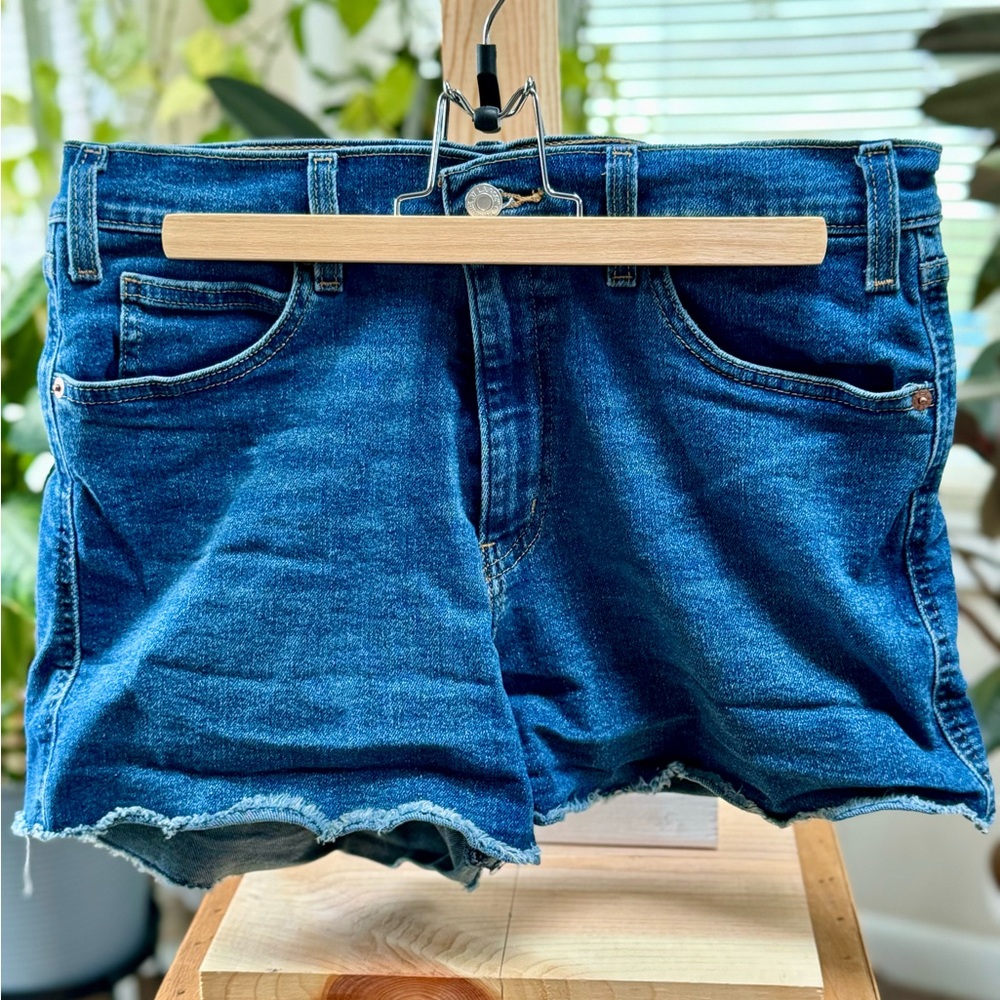Levi’s signature, high-rise, cut off, stretch jean shorts. Size 32.